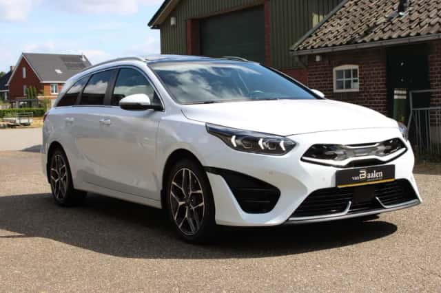 Kia Ceed (2023) thumbnail 2