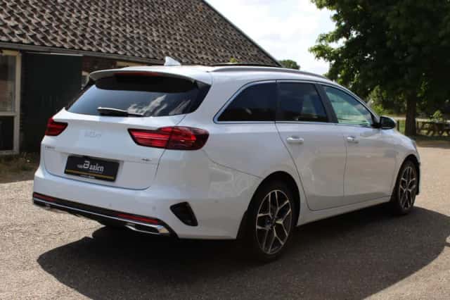 Kia Ceed (2023) thumbnail 3