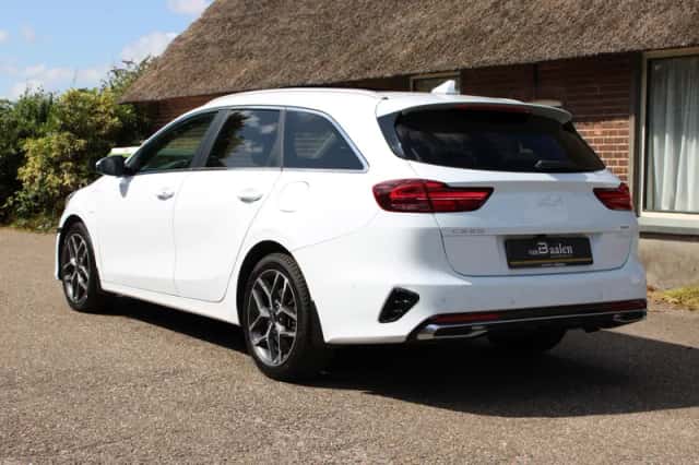 Kia Ceed (2023) thumbnail 5