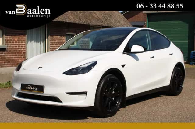 Tesla Model Y (2022) thumbnail 1