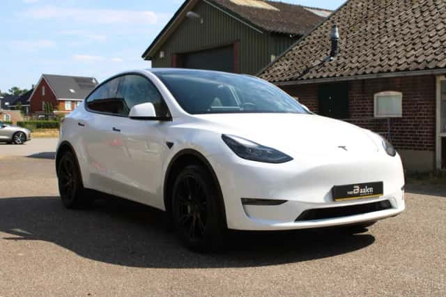 Tesla Model Y (2022) thumbnail 2