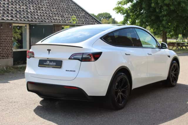 Tesla Model Y (2022) thumbnail 3