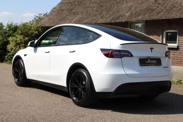 Tesla Model Y (2022) thumbnail 4