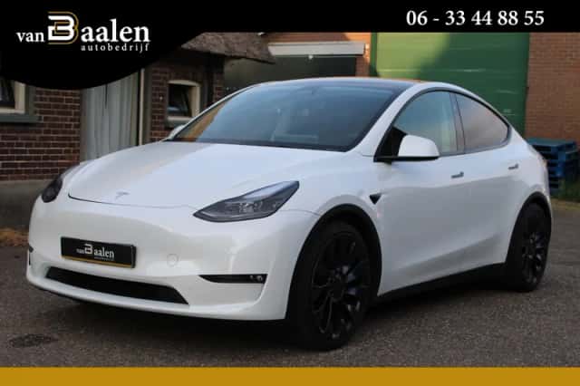 Tesla Model Y (2024) thumbnail 1