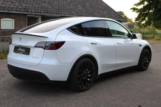 Tesla Model Y (2024) thumbnail 2