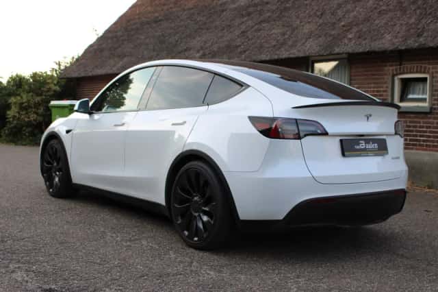 Tesla Model Y (2024) thumbnail 3