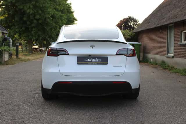 Tesla Model Y (2024) thumbnail 4