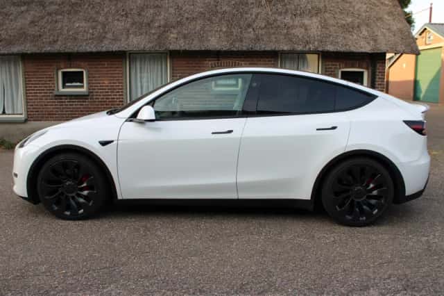 Tesla Model Y (2024) thumbnail 5
