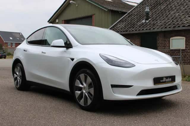 Tesla Model Y (2023) thumbnail 2