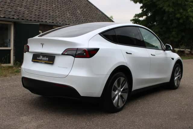 Tesla Model Y (2023) thumbnail 3