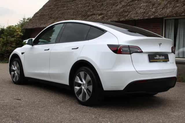 Tesla Model Y (2023) thumbnail 4