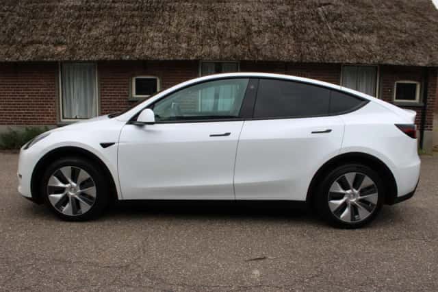 Tesla Model Y (2023) thumbnail 5