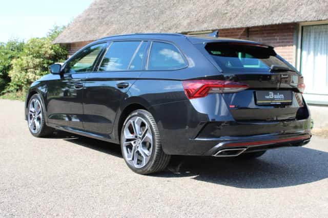 Škoda Octavia (2023) thumbnail 4