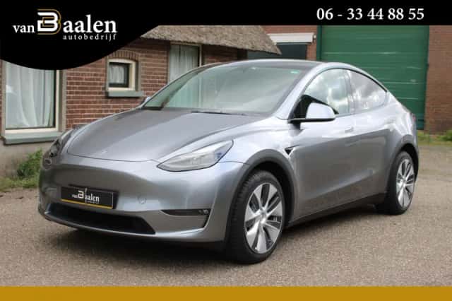 Tesla Model Y (2023) thumbnail 1