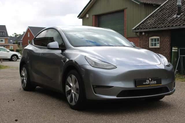 Tesla Model Y (2023) thumbnail 2
