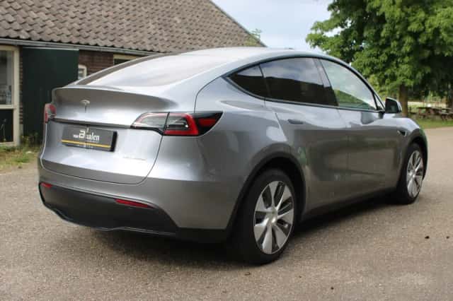 Tesla Model Y (2023) thumbnail 3