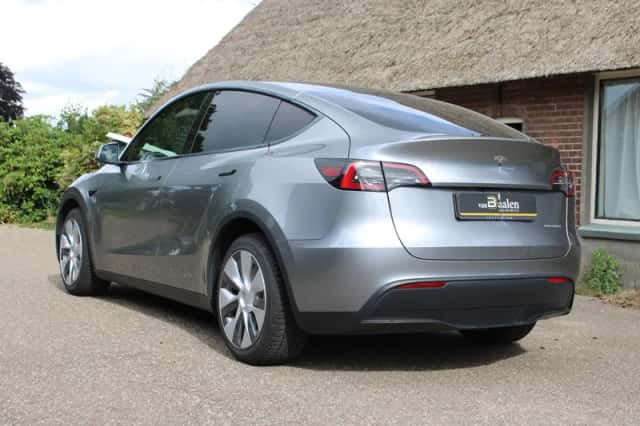 Tesla Model Y (2023) thumbnail 4