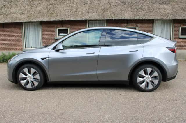 Tesla Model Y (2023) thumbnail 6
