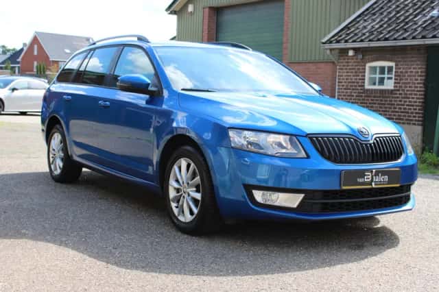 Škoda Octavia (2015) thumbnail 2