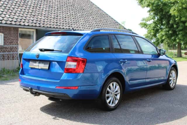 Škoda Octavia (2015) thumbnail 3