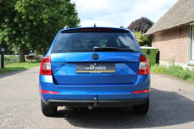 Škoda Octavia (2015) thumbnail 5