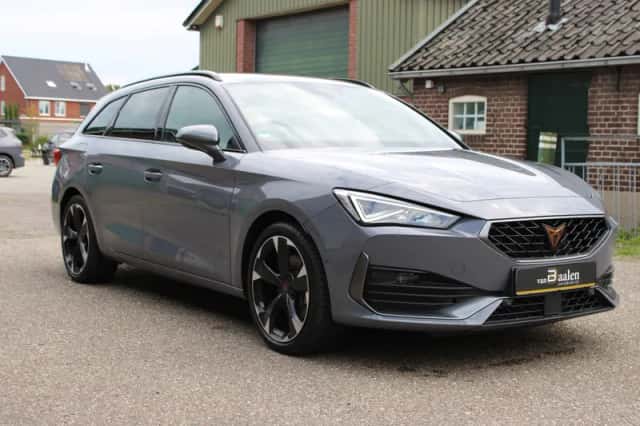 CUPRA Leon (2023) thumbnail 2