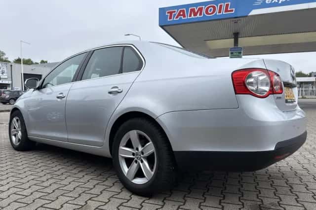 Volkswagen Jetta (2006) thumbnail 3