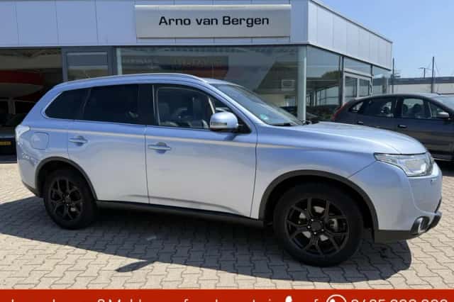 Mitsubishi Outlander (2015) thumbnail 1