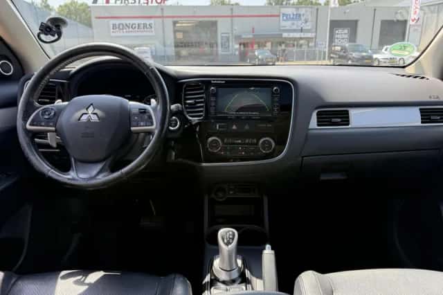 Mitsubishi Outlander (2015) thumbnail 2