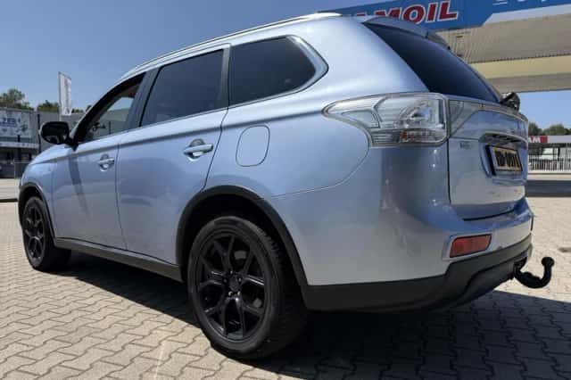 Mitsubishi Outlander (2015) thumbnail 3