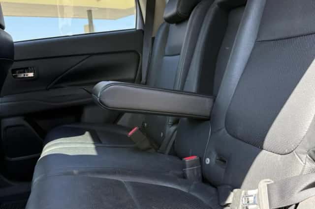 Mitsubishi Outlander (2015) thumbnail 4