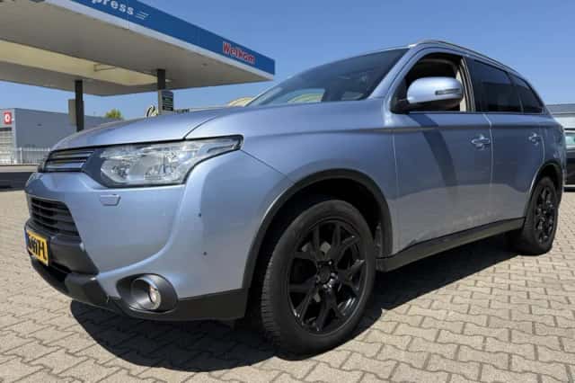 Mitsubishi Outlander (2015) thumbnail 5