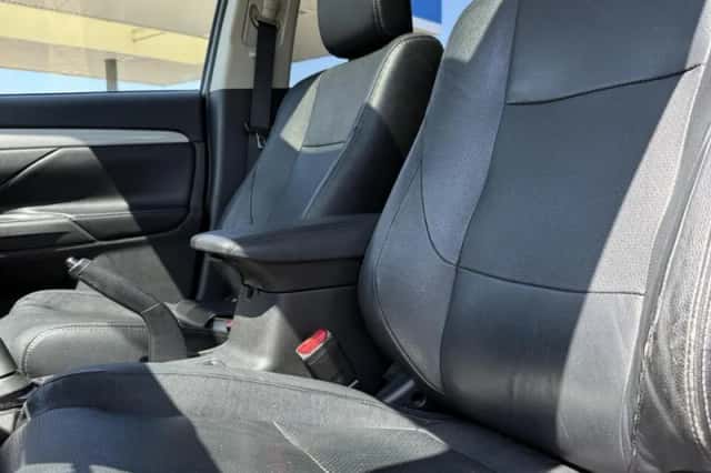 Mitsubishi Outlander (2015) thumbnail 6