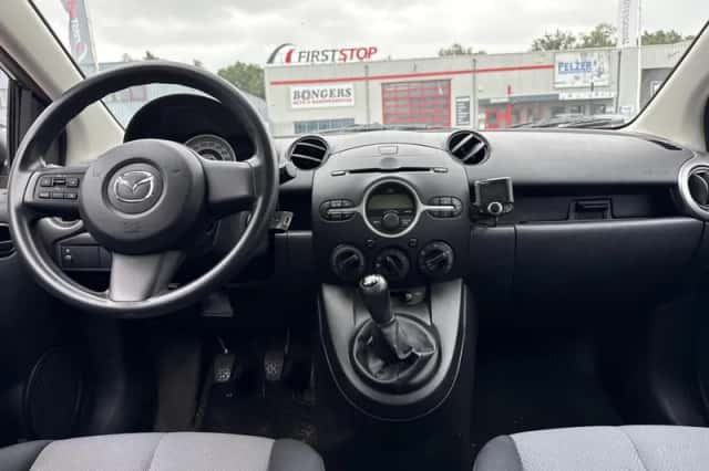 Mazda 2 (2008) thumbnail 2