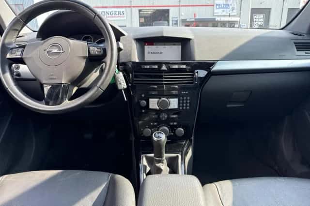 Opel Astra (2009) thumbnail 2