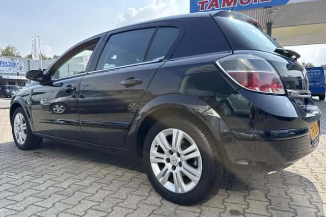 Opel Astra (2009) thumbnail 3