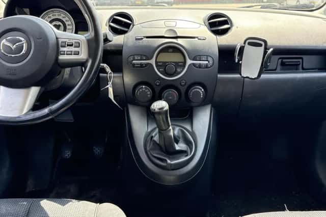 Mazda 2 (2008) thumbnail 2