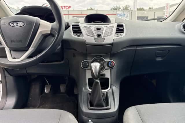 Ford Fiesta (2011) thumbnail 2