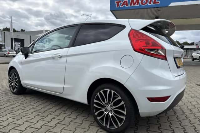 Ford Fiesta (2011) thumbnail 3