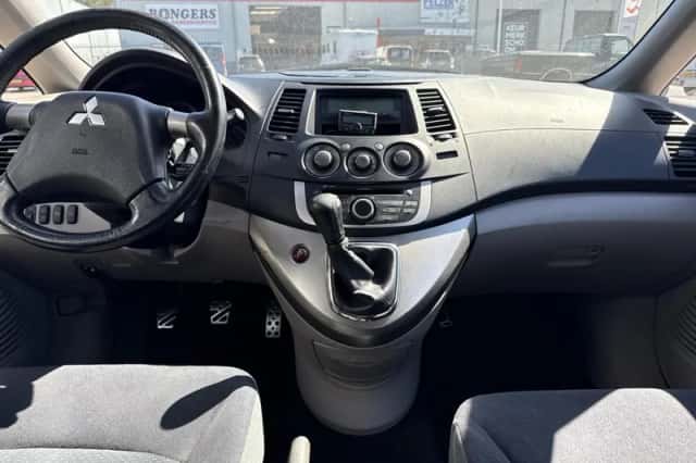Mitsubishi Grandis (2011) thumbnail 2