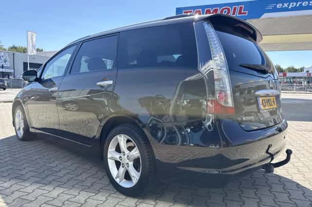 Mitsubishi Grandis (2011) thumbnail 3