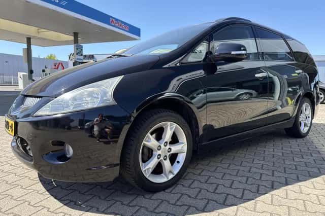 Mitsubishi Grandis (2011) thumbnail 5