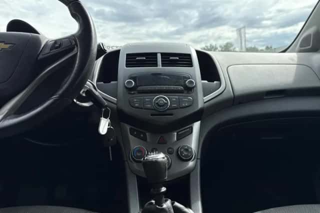 Chevrolet Aveo (2011) thumbnail 2