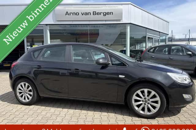 Opel Astra (2012) thumbnail 1