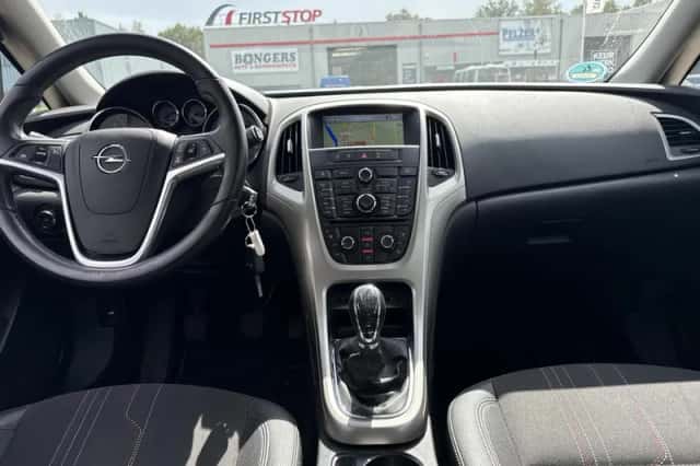 Opel Astra (2012) thumbnail 2