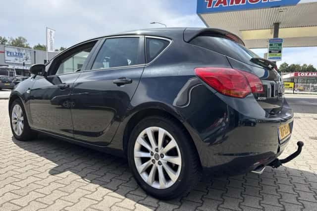 Opel Astra (2012) thumbnail 3