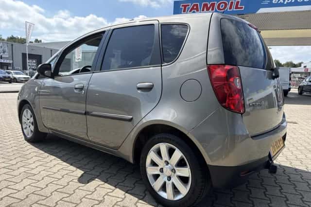 Mitsubishi Colt (2011) thumbnail 3