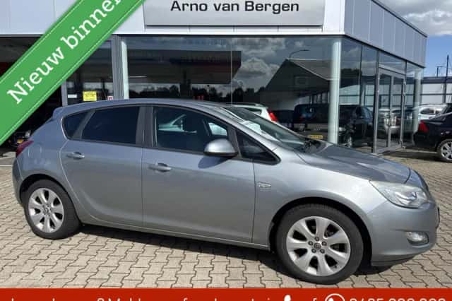Opel Astra (2011) thumbnail 1