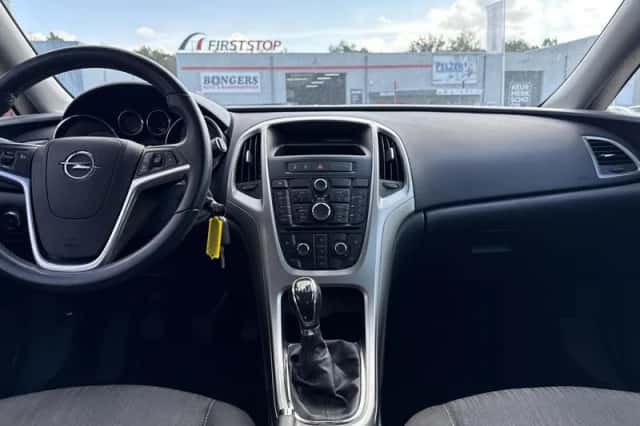 Opel Astra (2011) thumbnail 2