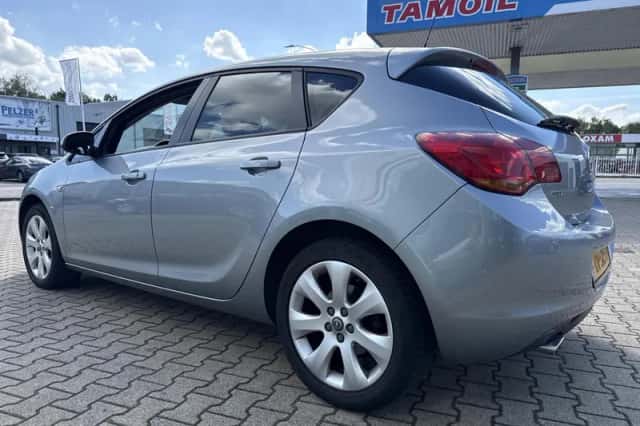 Opel Astra (2011) thumbnail 3